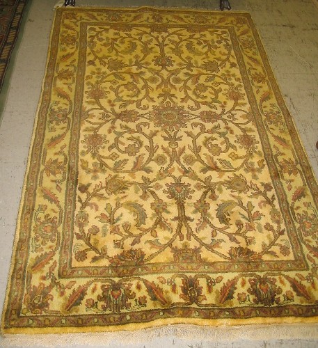 Appraisal: HAND KNOTTED ORIENTAL AREA RUG Persian Kashan design of scrolling