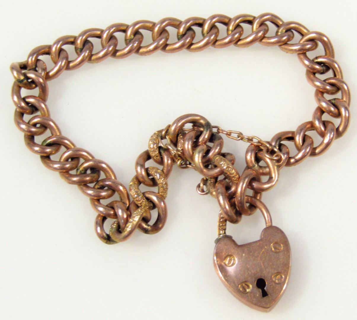 Appraisal: A ct gold bracelet with heavy links and a heart