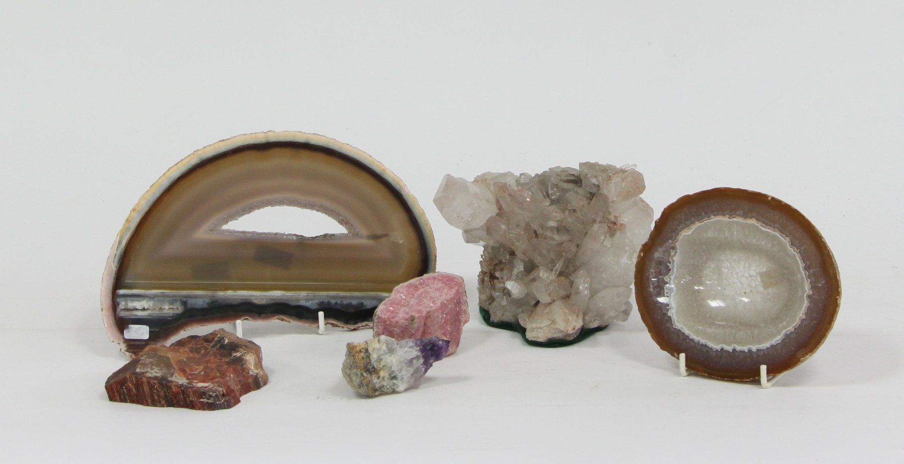 Appraisal: A quantity of mineral specimens including agate amethyst rock crystal