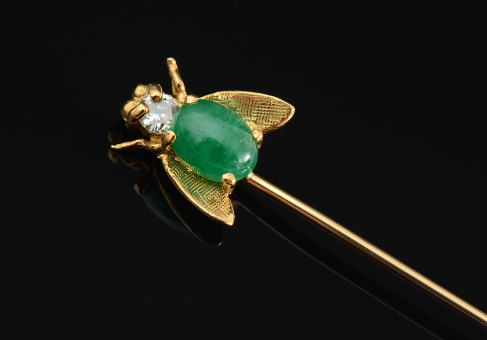 Appraisal: K DIAMOND EMERALD STICK PIN K yellow gold bee pin