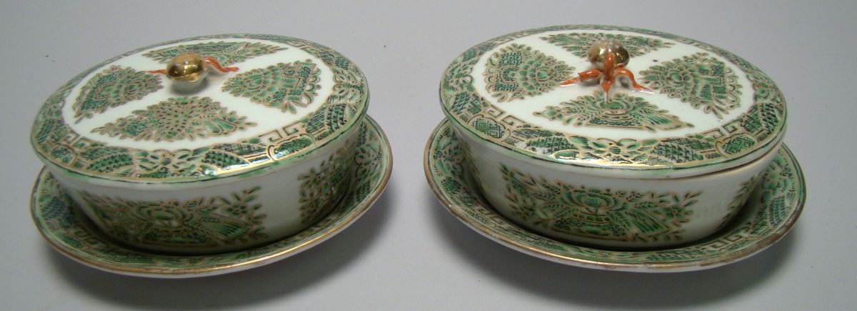 Appraisal: PAIR OF CHINESE EXPORT FITZHUGH PORCELAIN COVERED RAMEKINS WITH UNDERTRAYS