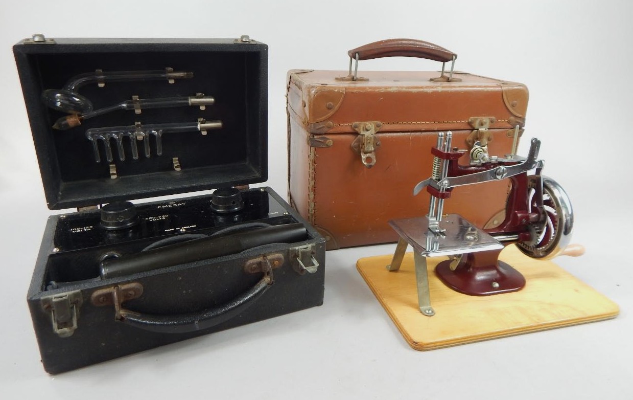 Appraisal: Two collectable items comprising an Essex miniature sewing machine in