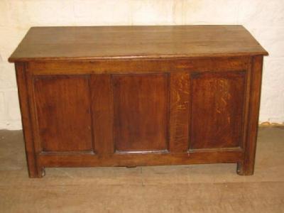 Appraisal: AN OAK PANELLED COFFER with hinged plank top three moulded