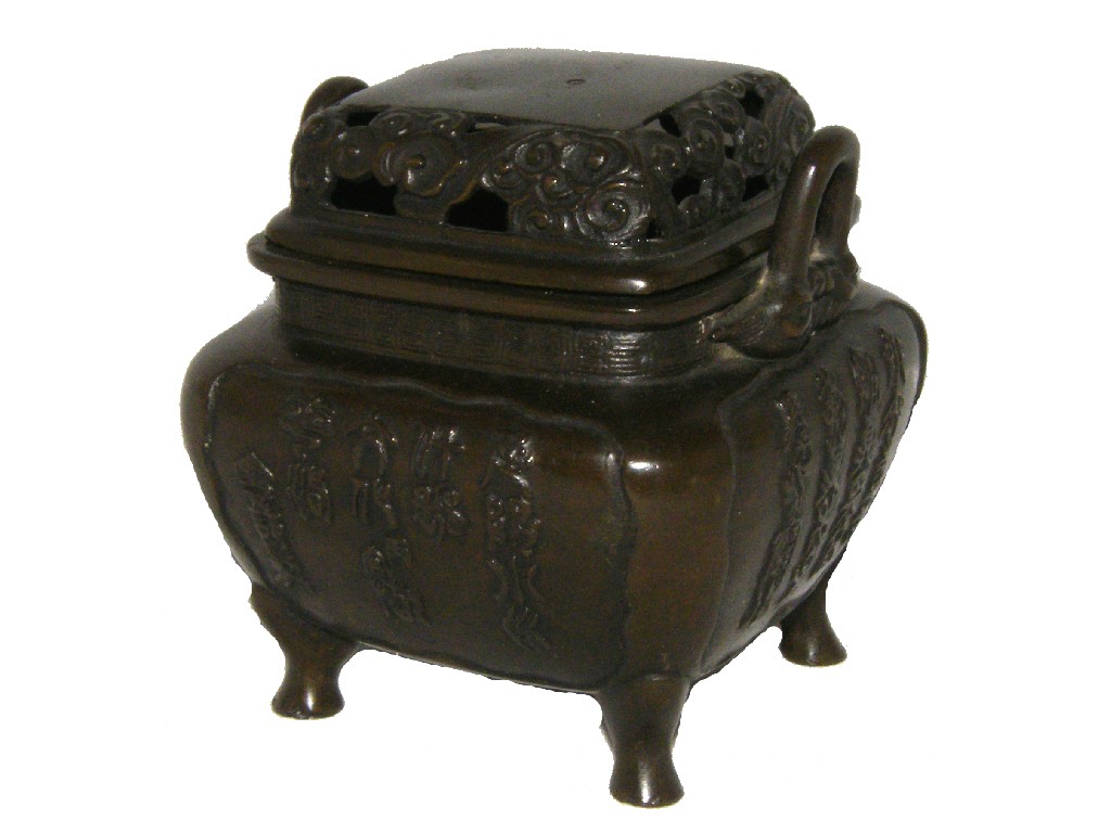 Appraisal: Group of Oriental items to include a bronze koro high