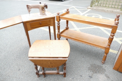 Appraisal: Singer sewing machine on single drawer table with a oak