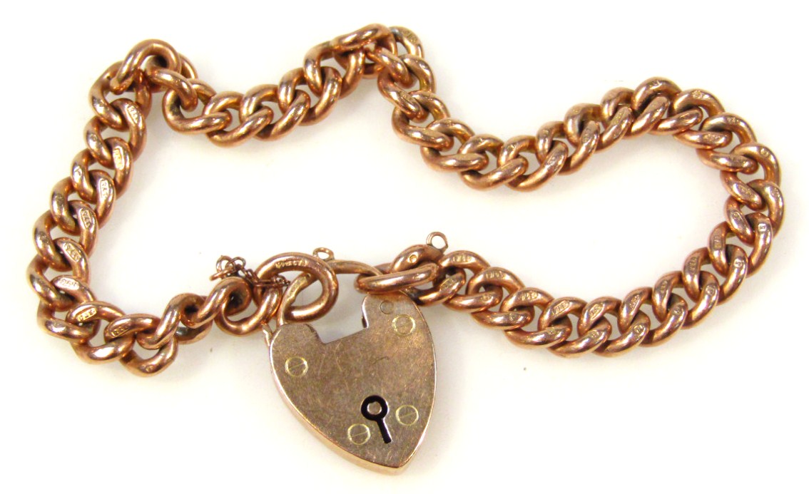 Appraisal: A ct gold bracelet with plain links and heart shaped