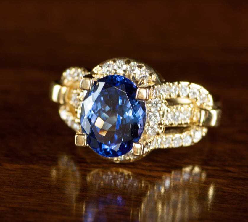 Appraisal: TANZANITE DIAMOND AND EIGHTEEN KARAT GOLD RING The yellow gold