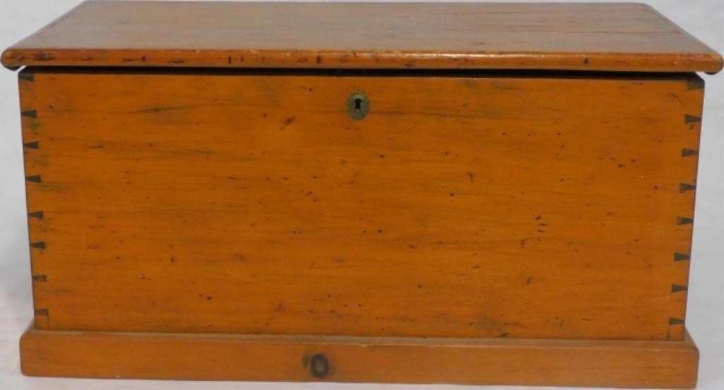 Appraisal: EARLY TH CENTURY DOVETAILED PINE -BOARDblanket box possibly for a