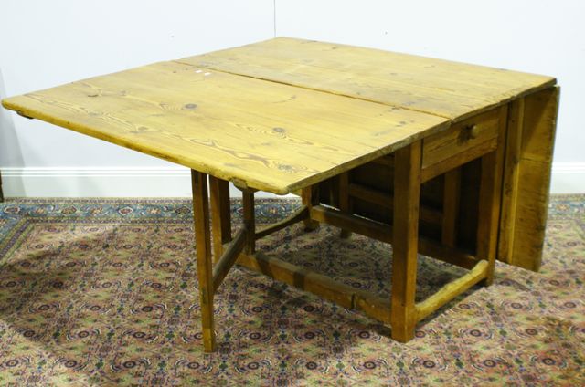 Appraisal: A rustic early th century Swedish pine drop-leaf dining table