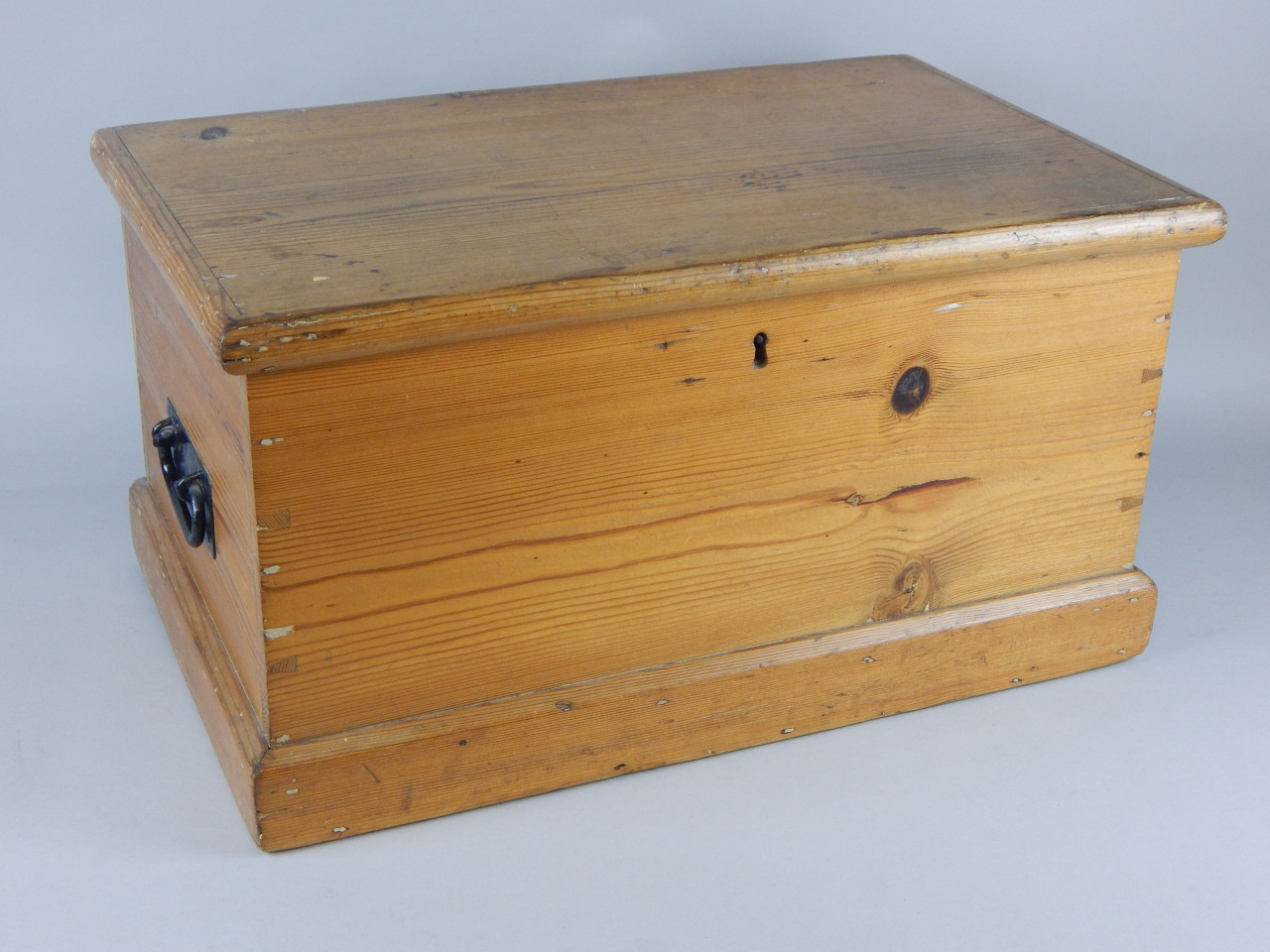 Appraisal: A small Victorian pine blanket box with a green painted