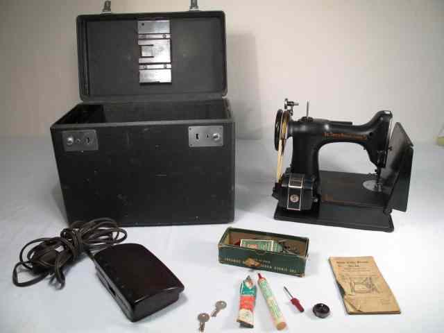 Appraisal: Vintage Singer ''Featherweight'' portable sewing machine Includes original case and