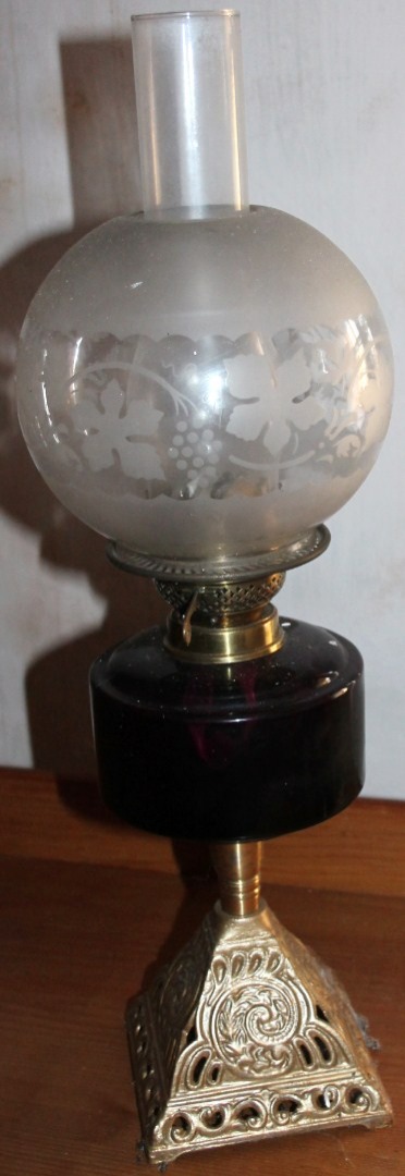 Appraisal: A Victorian cast metal and glass oil lamp