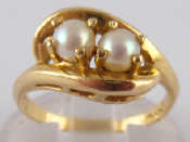 Appraisal: A yellow metal tests carat gold cultured pearl ring pearls