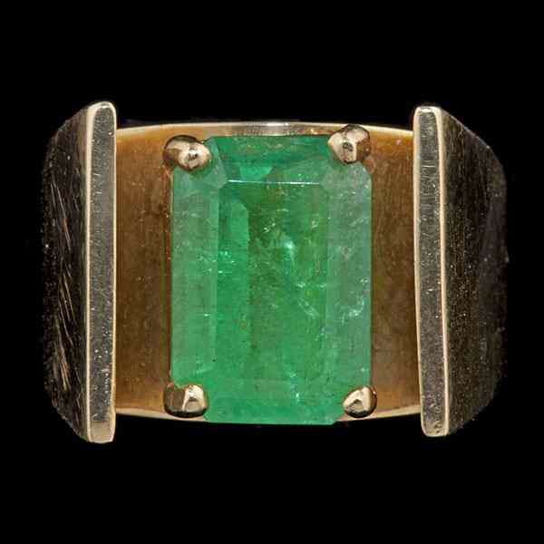 Appraisal: Emerald Ring A vintage K yellow gold ring prong set