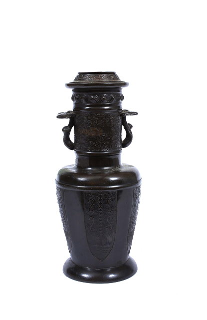 Appraisal: AN EARLY TH CENTURY BRONZE TABLE LAMP of Chinese archaic