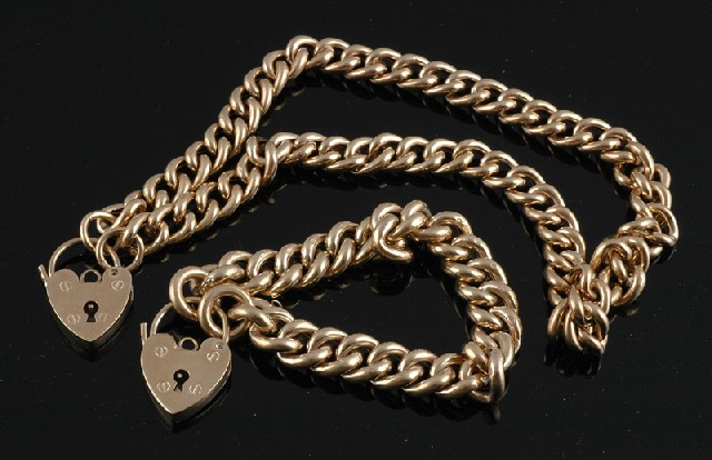 Appraisal: A GOLD CURB LINK NECKLACE AND BRACELET The ct gold