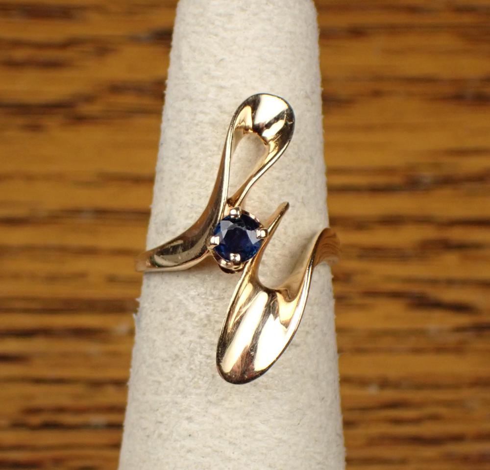 Appraisal: BLUE SAPPHIRE SOLITAIRE RING K yellow gold single round-cut sapphire