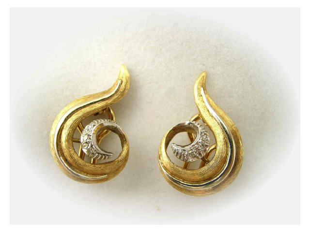 Appraisal: Pair of K yellow gold earrings with three ct single