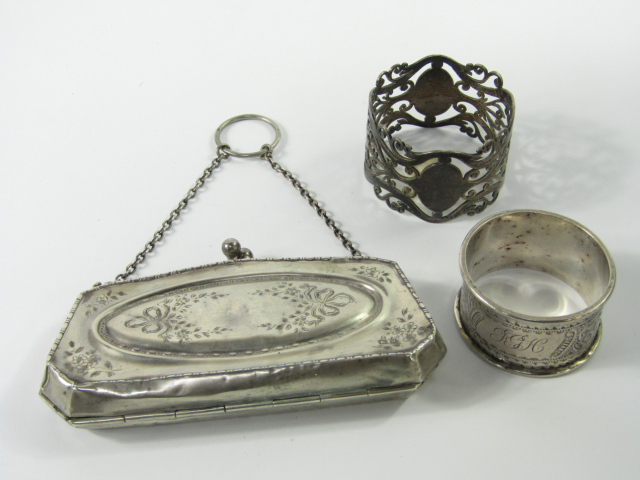 Appraisal: A George V silver ring purse engraved with ribbons and