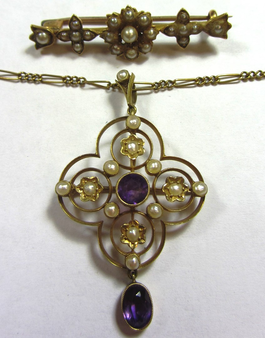 Appraisal: An amethyst and seed pearl set pendant brooch in a