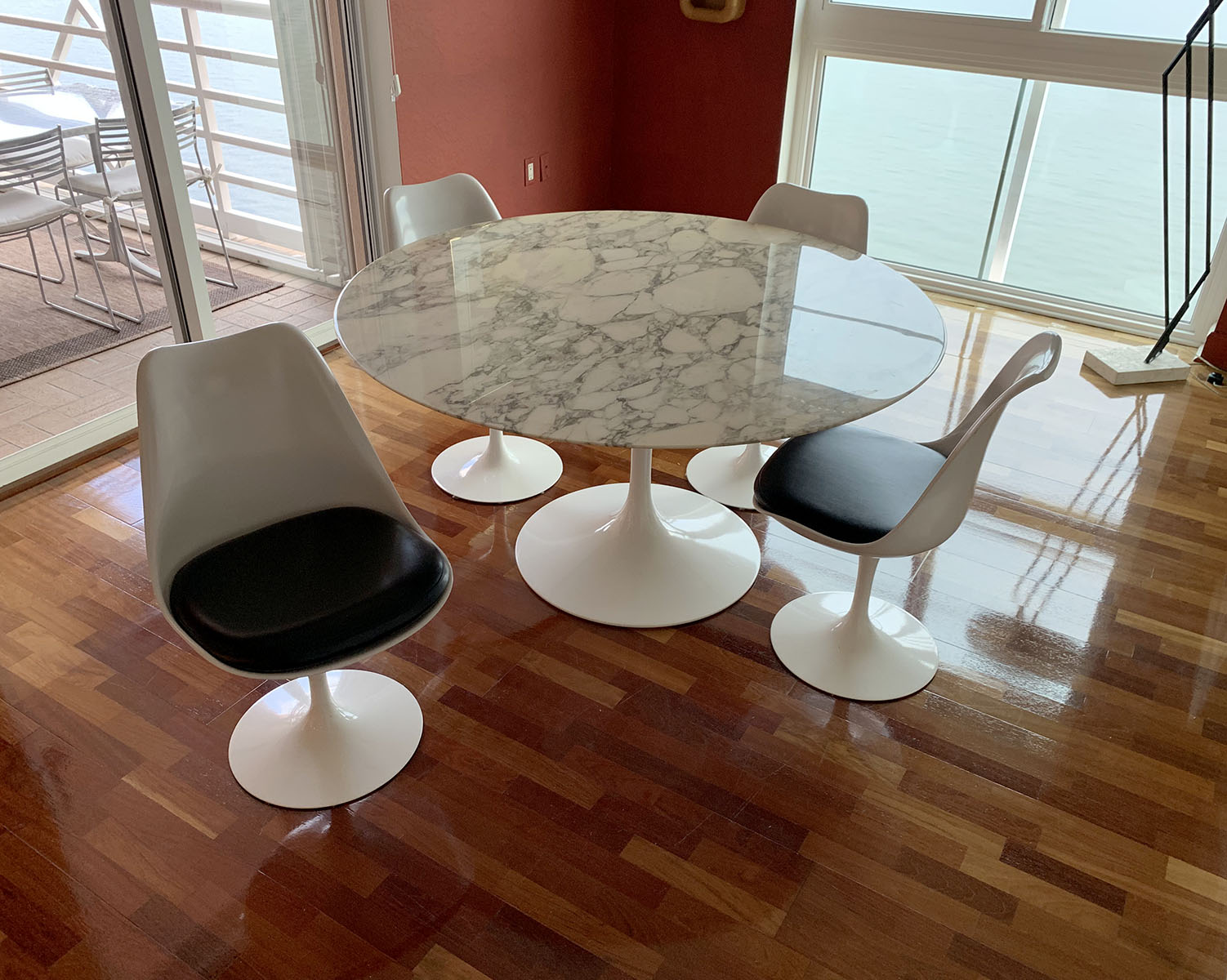 Appraisal: EERO SAARINEN TULIP TABLE WITH CHAIRS Eero Saarinen for Knoll