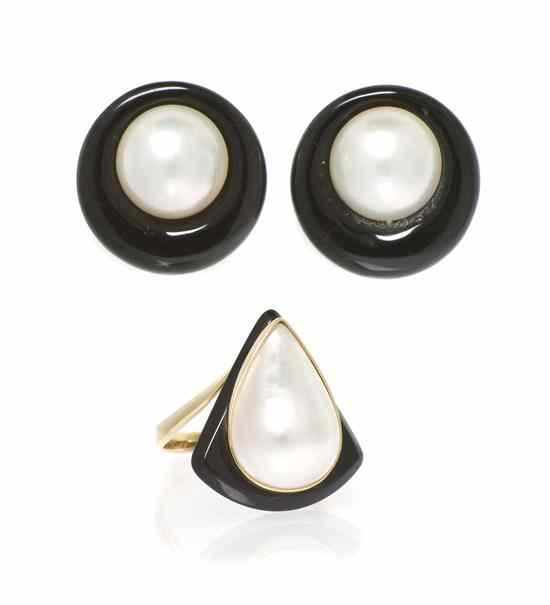 Appraisal: A Karat Yellow Gold Mabe Pearl and Onyx Demi Parure