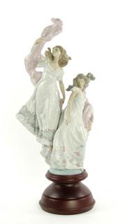 Appraisal: A LLADRO 'ALLEGORY OF LIBERTY' FIGURINE WITH WOODEN PLINTH A