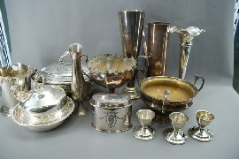 Appraisal: A quantity of assorted silver plated items comprising trumpet vases