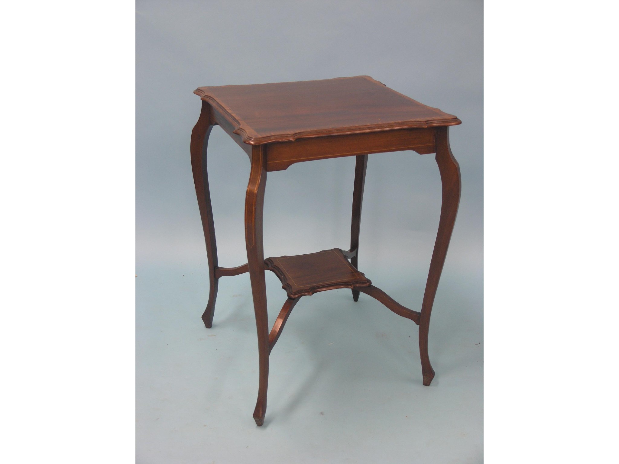 Appraisal: An Edwardian mahogany side table square top with satinwood cross-banding