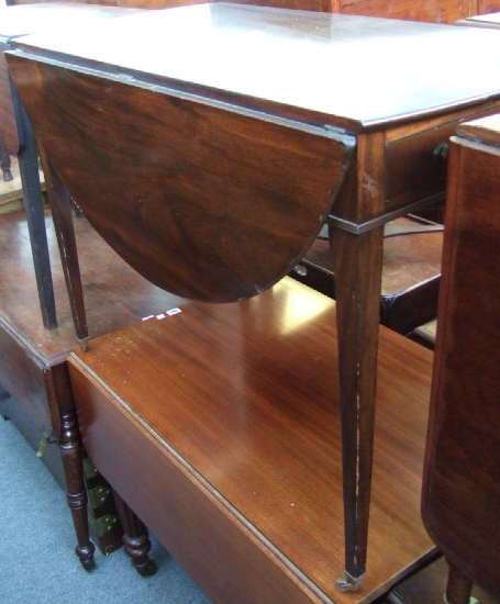 Appraisal: An early th century mahogany Pembroke table the oval top