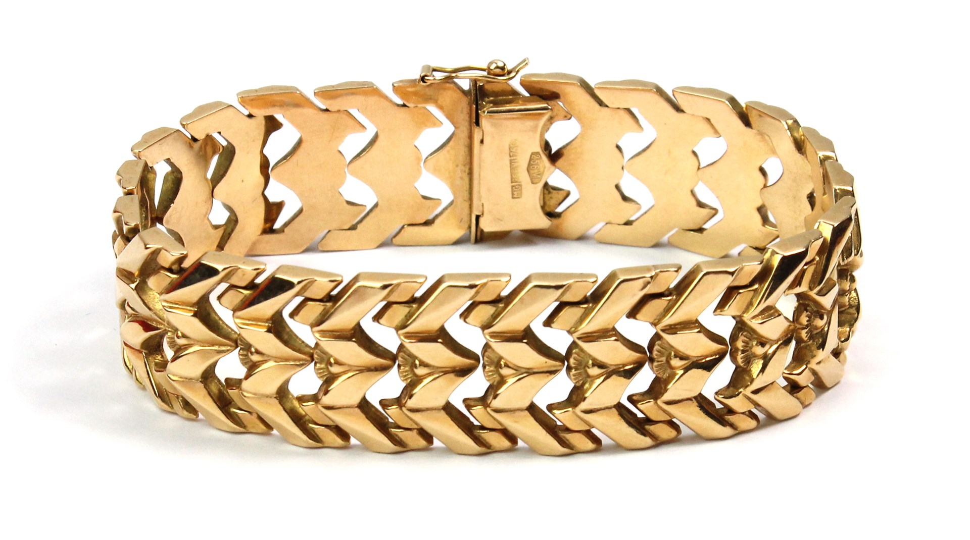 Appraisal: A gold bracelet in a wide two row chevron shaped