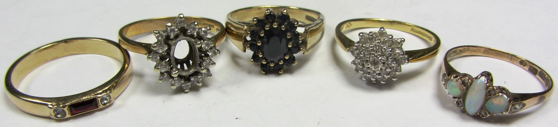 Appraisal: An ct gold and diamond set shaped circular cluster ring