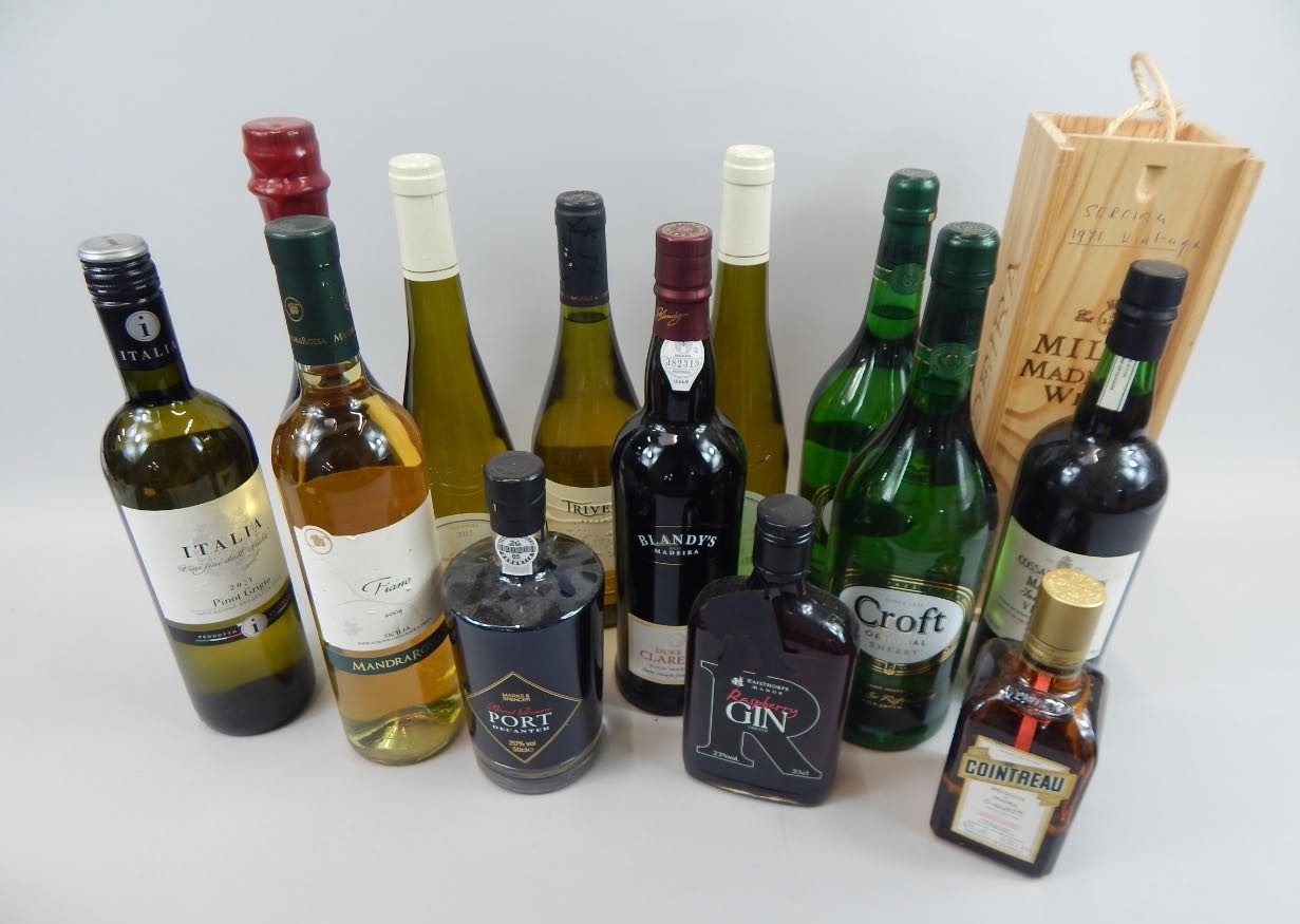 Appraisal: A quantity of wines and spirits to include a boxed