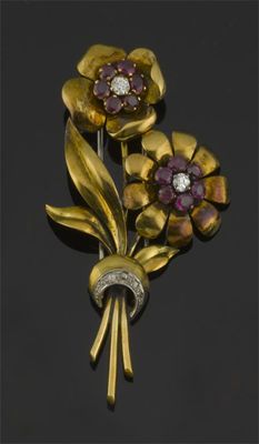 Appraisal: A gold flower head brooch With two clusters centred with