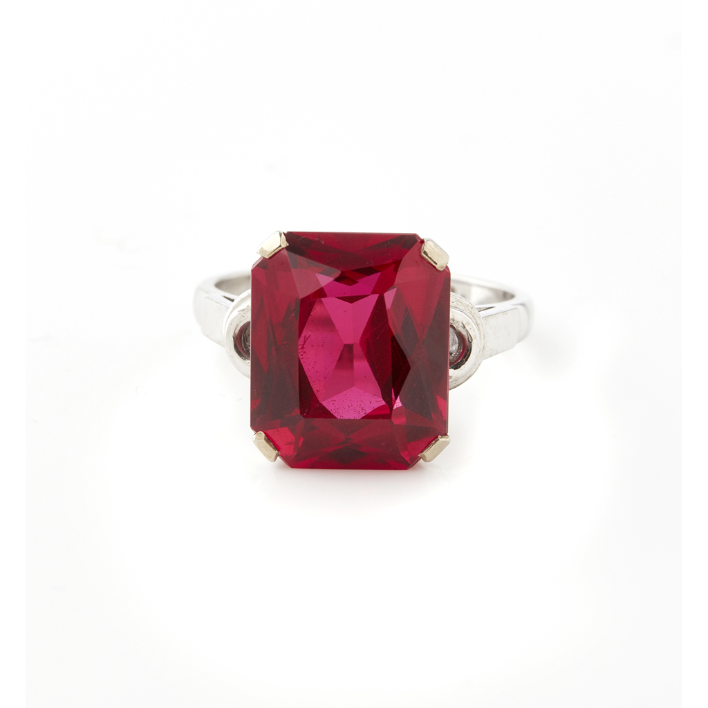 Appraisal: A synthetic ruby cocktail ring claw set with a rectangular