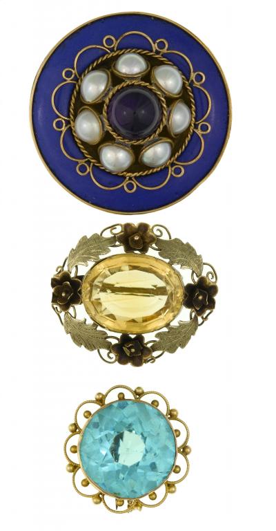 Appraisal: AN AMETHYST CULTURED PEARL GOLD AND AZURE BLUE ENAMEL TARGET