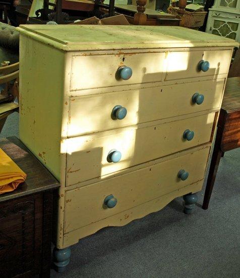 Appraisal: A pine chest of drawers