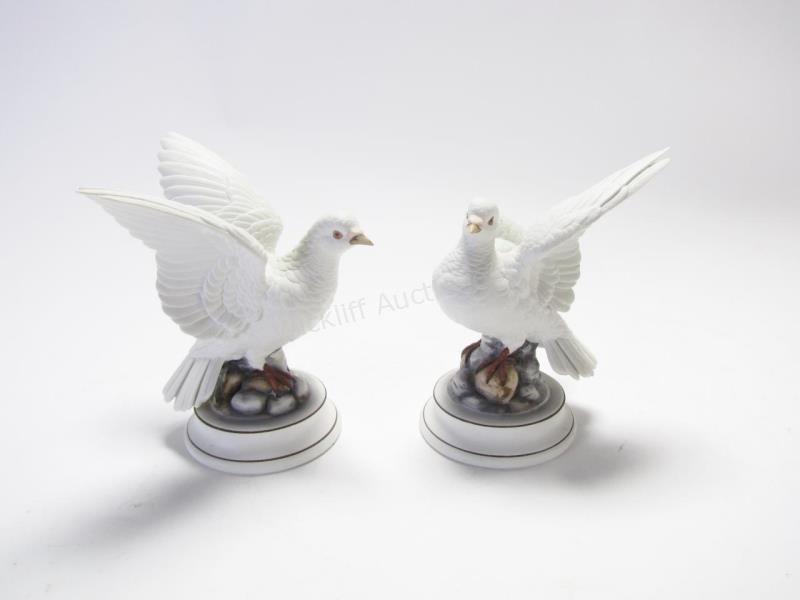 Appraisal: Two Porcelain White Doves Andrea by Sadek depicting white dove