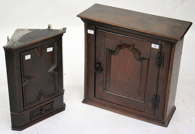 Appraisal: AN ANTIQUE OAK WALL CABINET with arched panelled door and