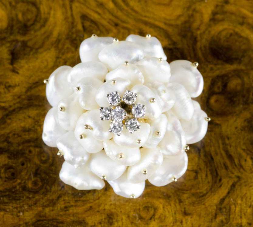 Appraisal: PEARL DIAMOND AND FOURTEEN KARAT GOLD BROOCH The yellow and