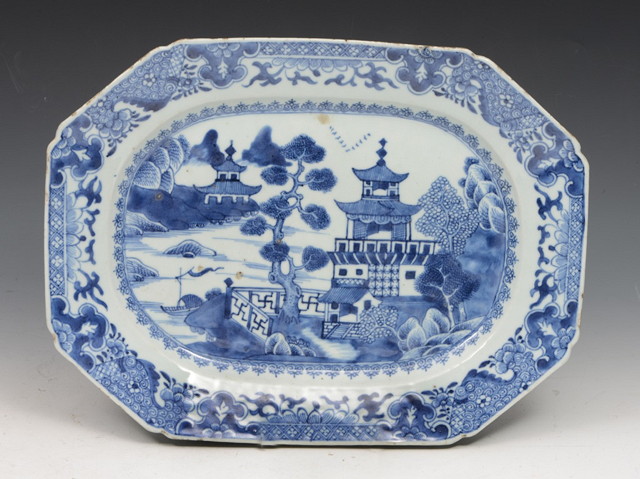 Appraisal: AN TH CENTURY CHINESE EIGHT SIDED BLUE AND WHITE PORCELAIN