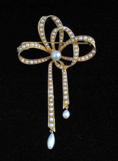 Appraisal: AN CT YELLOW GOLD AND PEARL BROOCH in the form