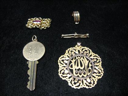 Appraisal: Group of assorted gold pieces Including gold key gold mesh