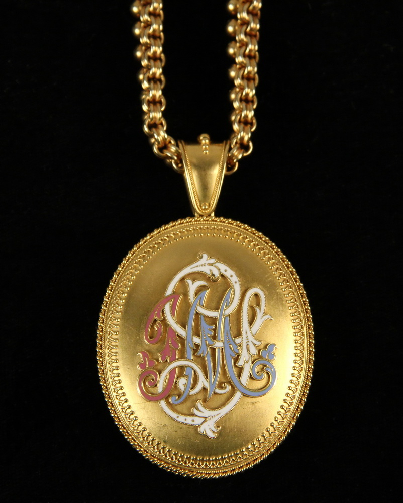 Appraisal: LOCKET NECKLACE - Victorian K Yellow Gold Oval Double Photograph