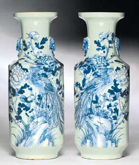 Appraisal: PAIR ANTIQUE CHINESE VASES Pair large and antique Chinese porcelain