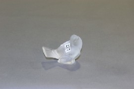 Appraisal: A Lalique paperweight the in the form of a robin