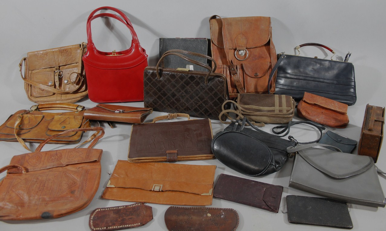 Appraisal: Various mid thC and later handbags to include red leather