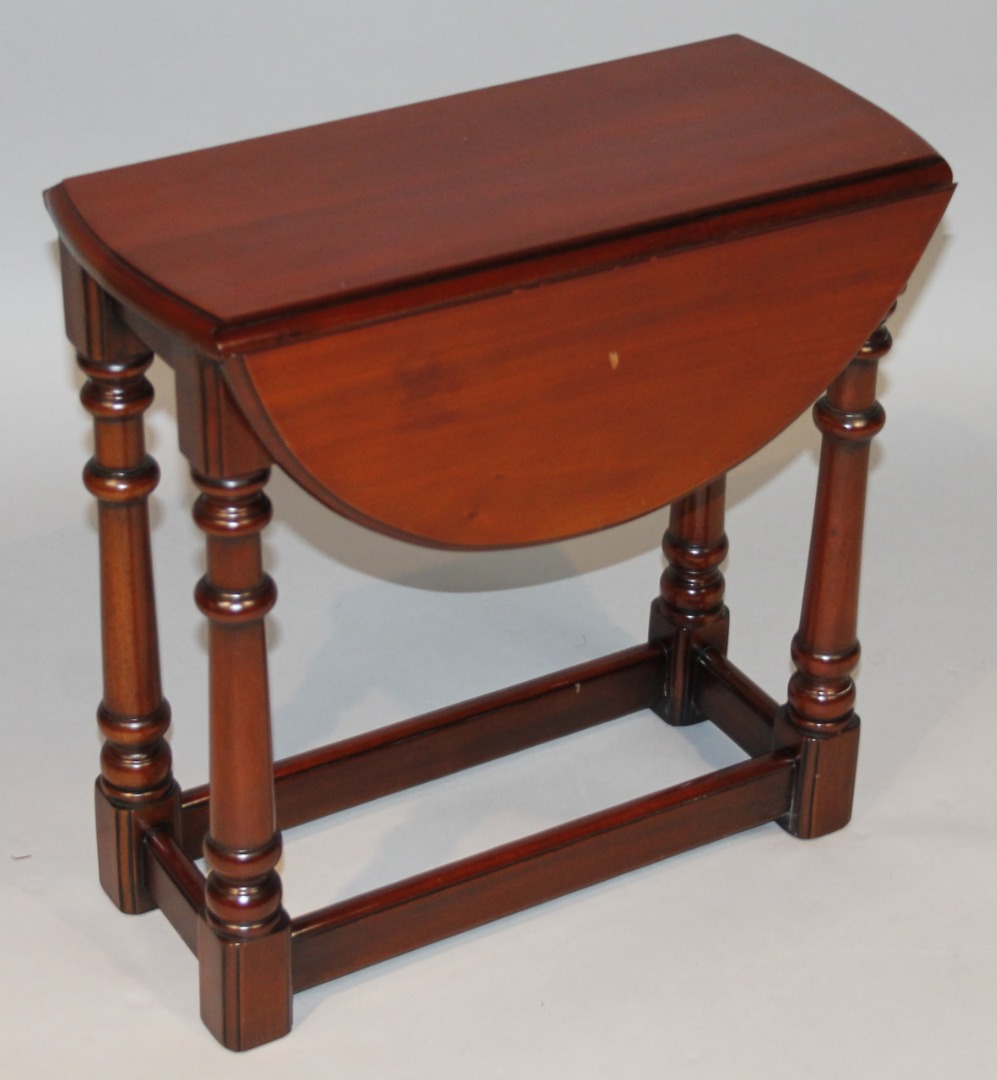 Appraisal: A modern mahogany finish dropleaf table of small proportion the