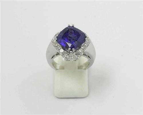 Appraisal: TANZANITE AND BRILLIANT-CUT DIAMOND RING White gold Elegant attractive ring