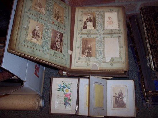 Appraisal: A quantity of photograph albums